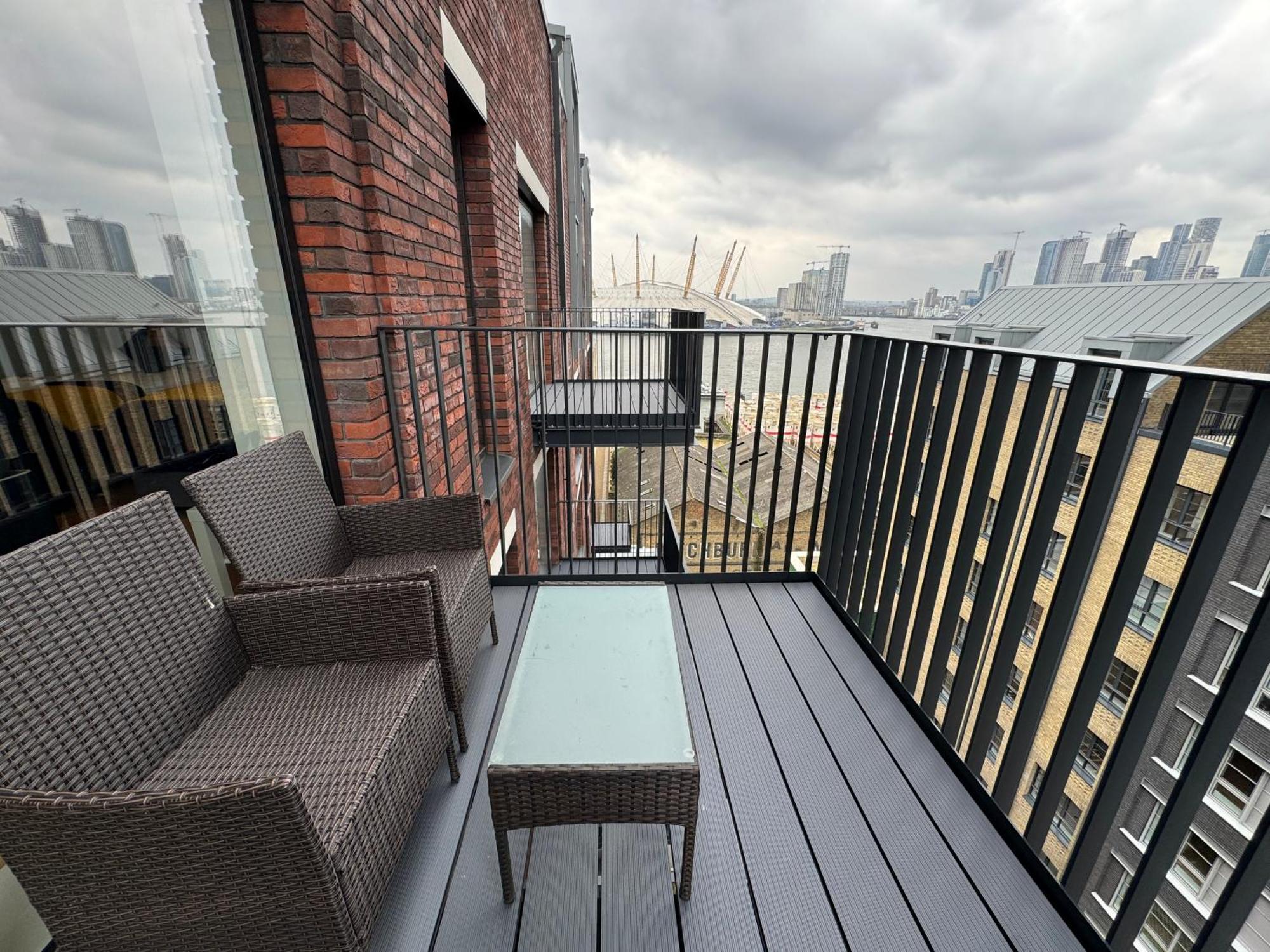 London Luxury Flat With Balcony, River View, O2 Arena, Excel, Canary Wharf, Station Lägenhet Exteriör bild
